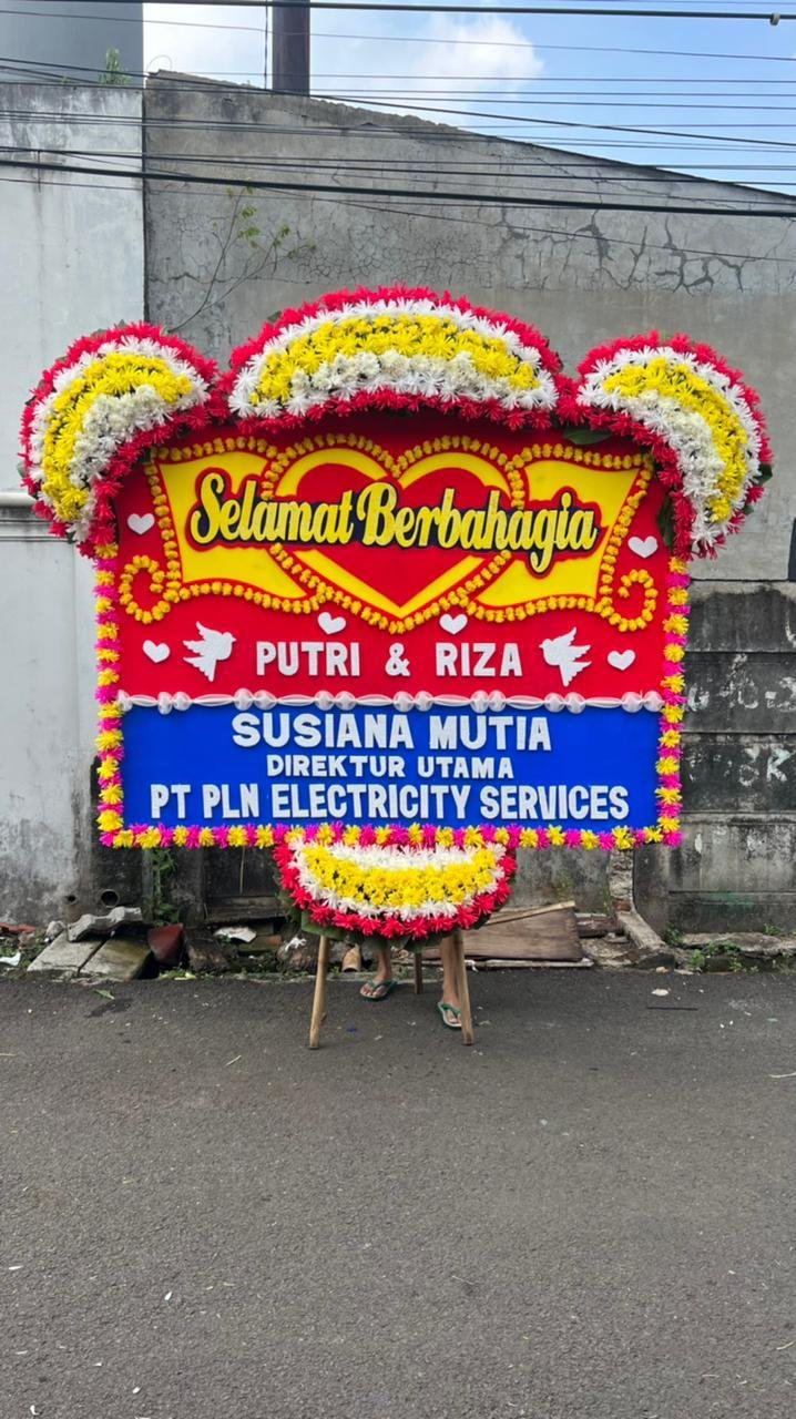 Papan bunga selamat berbahagia Putri dan Riza dari Susiana Mutia Direktur Utama PT PLN Electricity Services