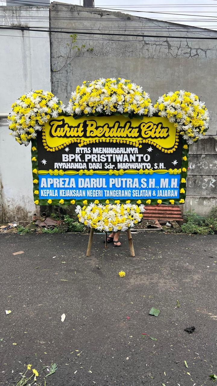 Papan bunga duka cita Turut Berduka Cita rangkaian krisan kuning putih