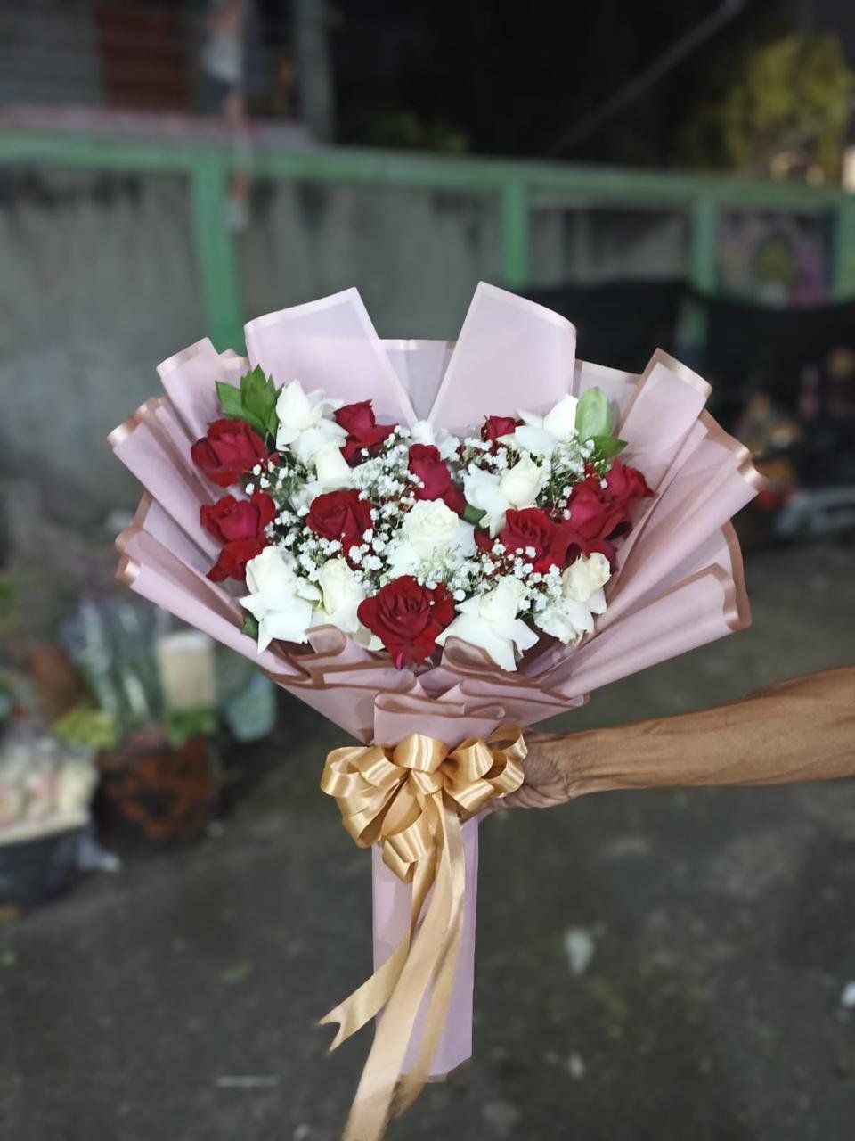 Hand bouquet mawar merah putih dengan baby breath, wrap kertas pink soft dan pita emas untuk valentine dan anniversary