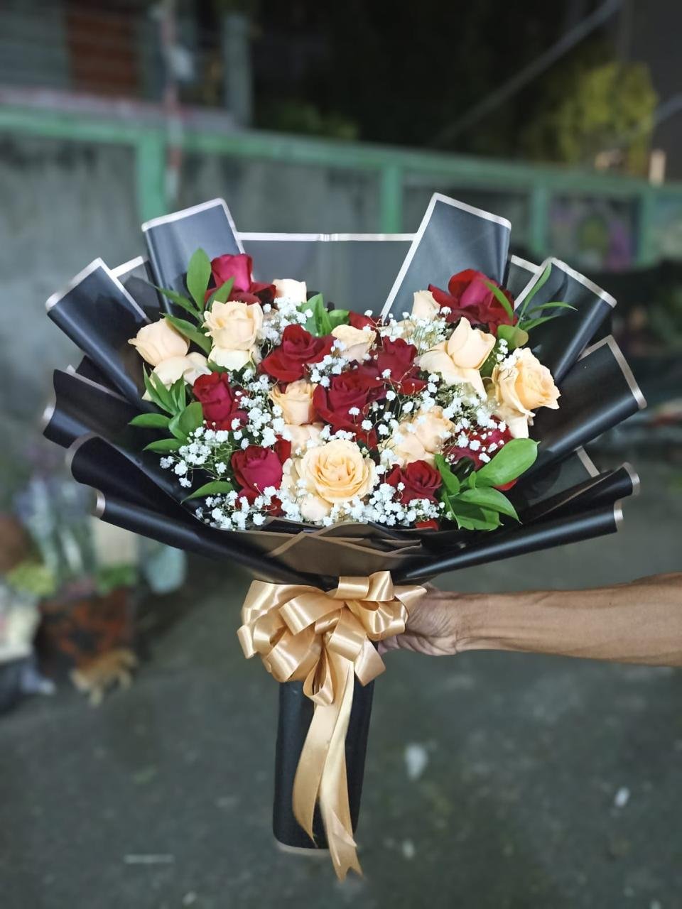 Hand bouquet mawar merah peach mix dengan baby breath, wrap kertas hitam elegan dengan pita emas untuk gift premium