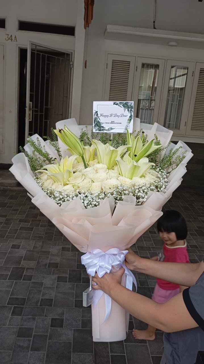 Hand bouquet jumbo lily putih, mawar putih, dan baby breath dengan wrap kertas krem ucapan Happy Birthday Dear dari I Ketut Adyswara Karang