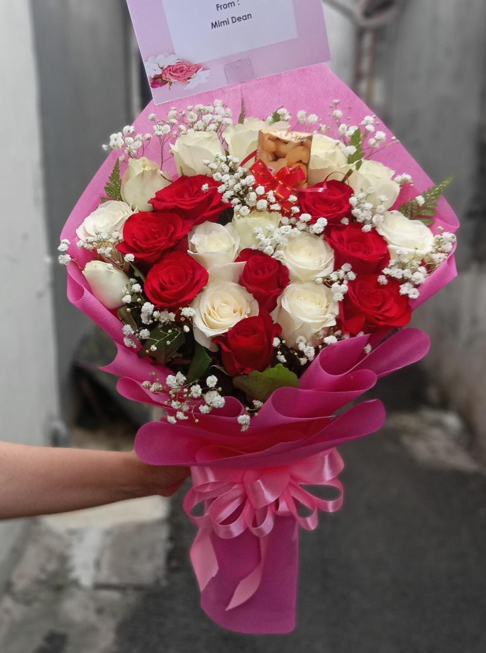 Hand bouquet mawar merah putih dengan baby breath wrap kertas pink untuk anniversary dan valentine
