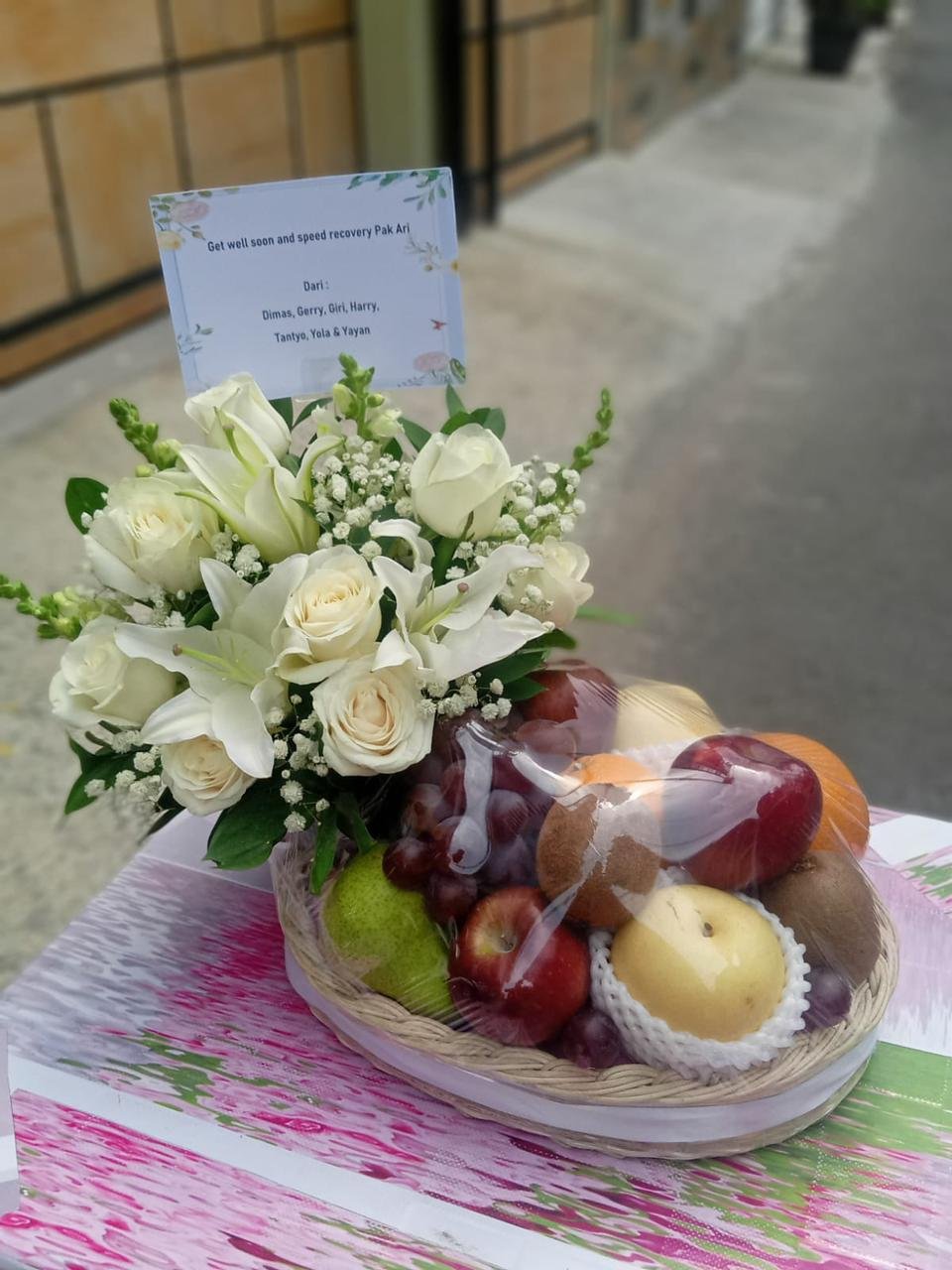 Parcel bunga mawar lily putih dan buah segar premium ucapan get well soon and speed recovery Pak Ari dari Dimas Gerry Giri Harry Tantyo Yola dan Yayan