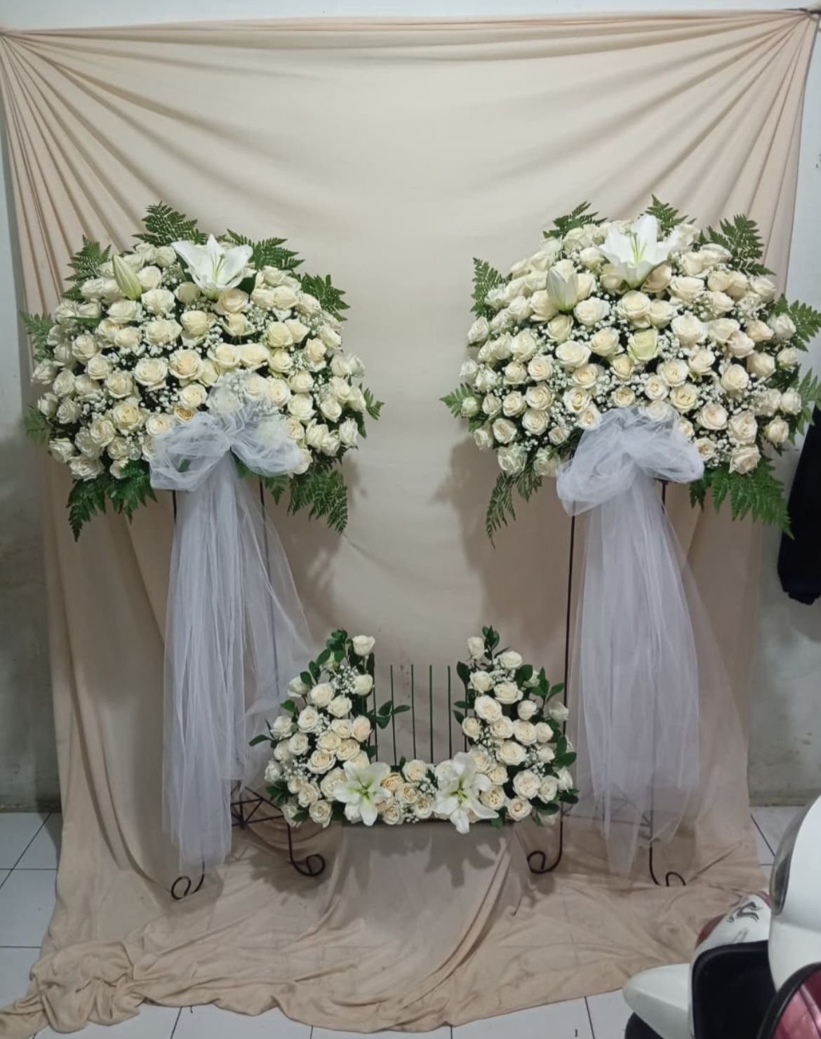 Standing flower duka cita Bekasi rangkaian mawar putih dan krisan dengan pita Turut Berduka Cita