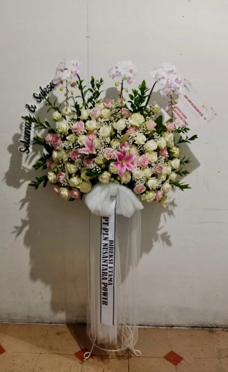 Standing flower duka cita mawar putih dan krisan dari Keluarga Sribudhi Soeyono binti Sugandhi