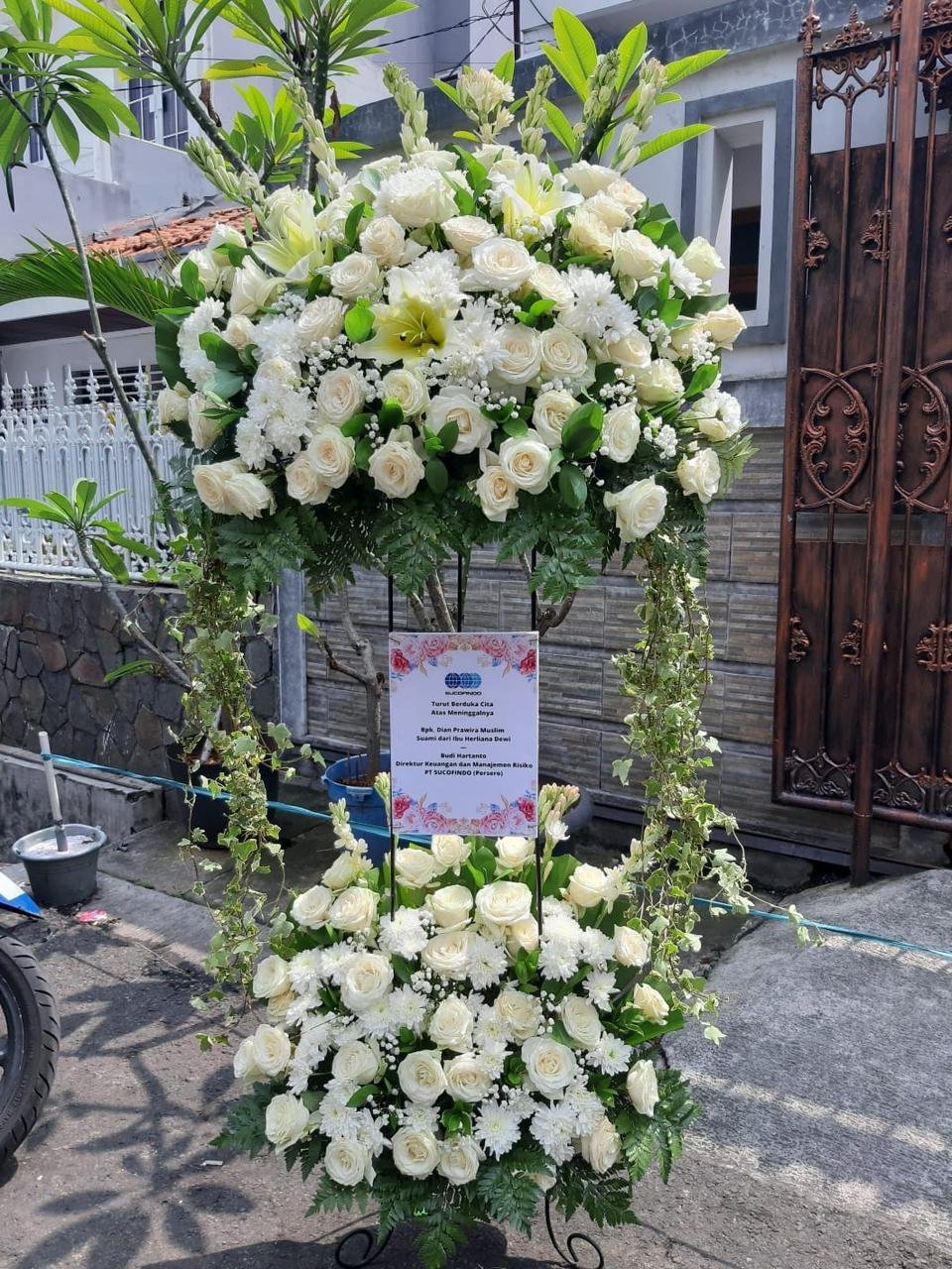 Standing flower welcome to the new office chrysanthemum pink lembut dari HCPR Group