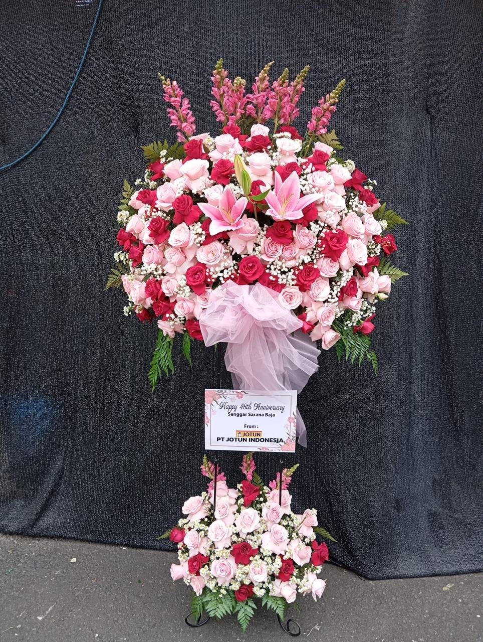 Standing flower happy wedding Ayu Nadiariyani dan Iswan Muslimin tinggi besar dengan mawar merah dan lily pink