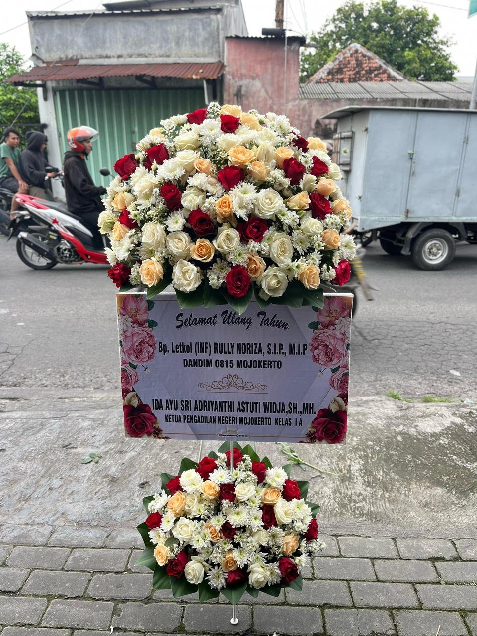 Standing flower congratulations untuk PT Sandara Indonesia International dari PT Skydirex Cabang Indonesia mawar putih kuning 2 tier