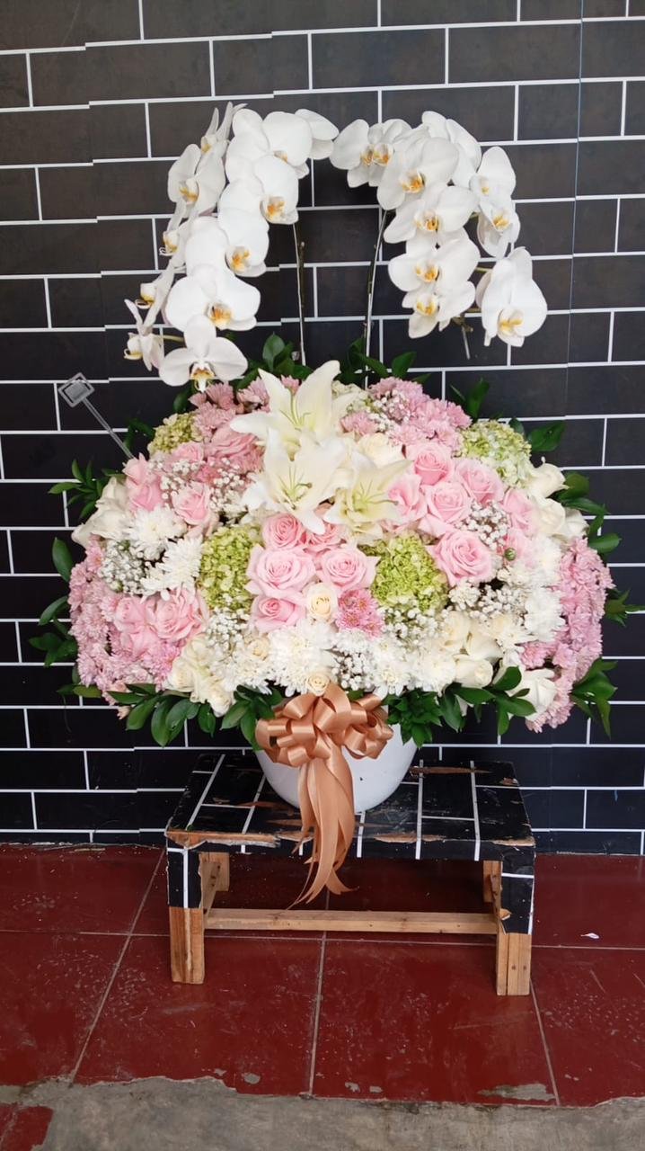 Standing flower happy 12th anniversary PT Erafone Artha Retailindo Erajaya Group dari PT Home Credit Indonesia mawar merah penuh