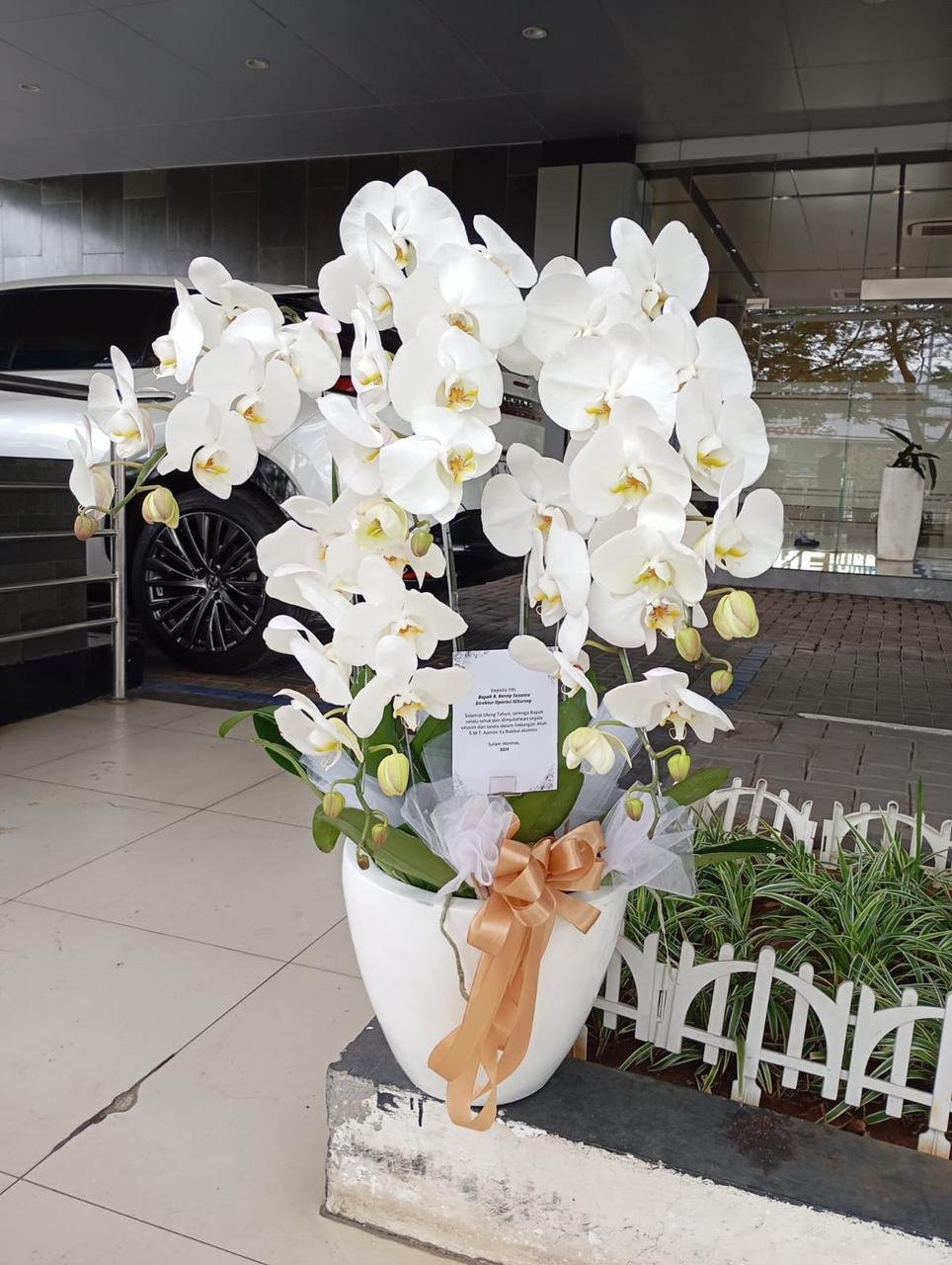 Standing flower selamat dan sukses mawar merah penuh dengan baby breath untuk grand opening