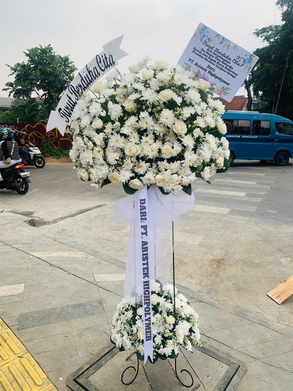 Standing flower 2 tier duka cita Ibu Hanna Tirta Suherman ibunda Bapak Harry Suherman Presdir Cargloss Group dari PT Aristek Highpolymer