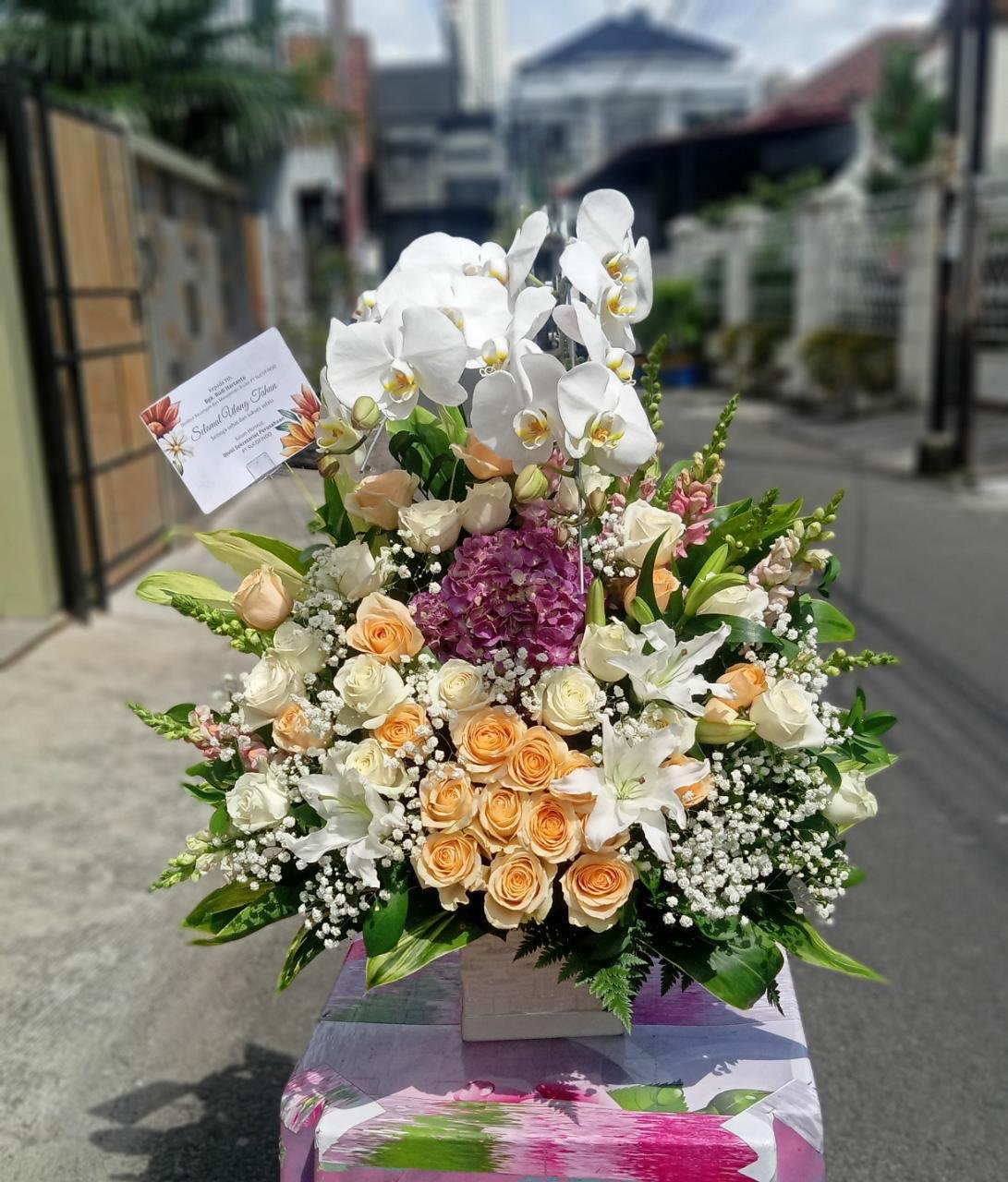 Standing flower happy 60th birthday HJ Tina Syamsuri Darham dengan rangkaian mawar pink merah dan pita pink