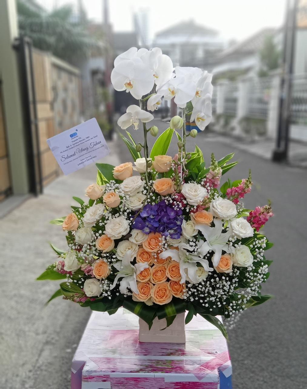 Standing flower congratulations rangkaian mawar pink gerbera dan lily 2 tier dari PT Sandara Indonesia