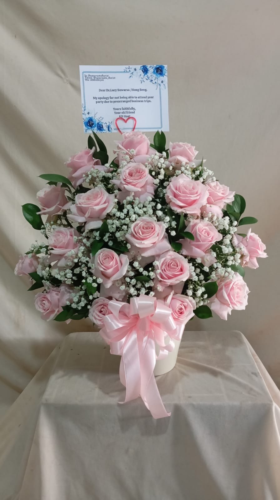 Rangkaian bunga vas mawar pink soft pastel dan baby breath dengan pita satin untuk Dr Lucy Suwarsa dari KD Hoat