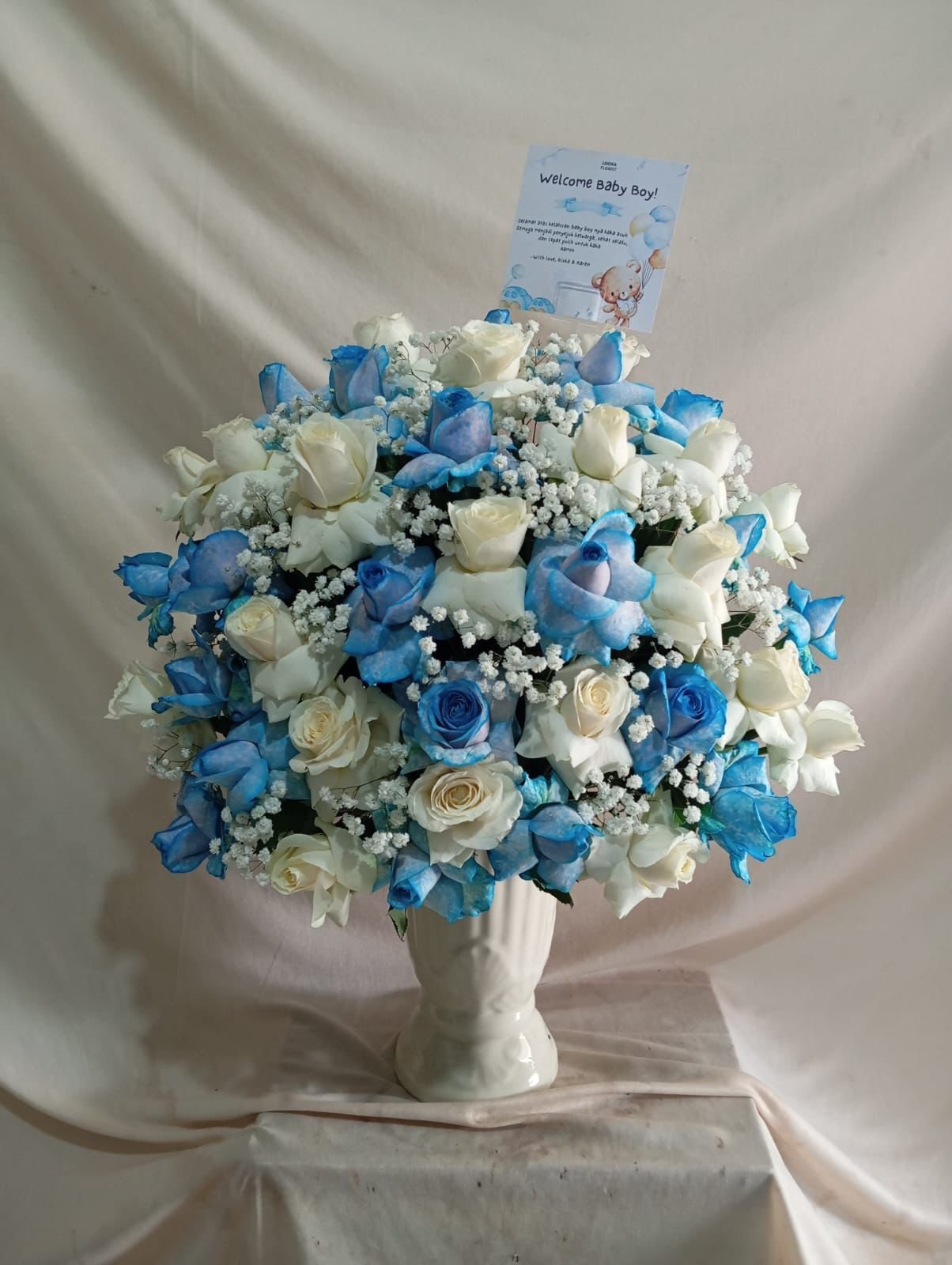 Rangkaian bunga vas mawar biru putih ucapan welcome baby boy dari Kiki dan Karen