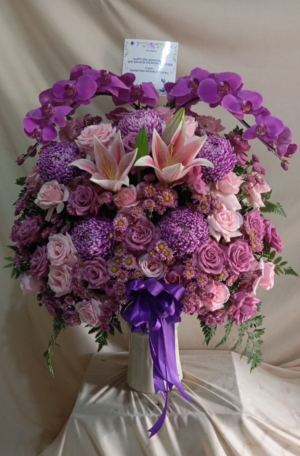 Dekorasi bunga rangkaian premium anggrek bulan ungu lily pink mawar dan chrysanthemum untuk event korporat