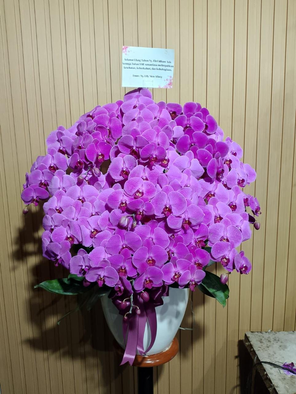 Rangkaian bunga vas anggrek bulan ungu phalaenopsis selamat ulang tahun Ny Fitri Idham Azis dari Ny Lilly Nico Afinta