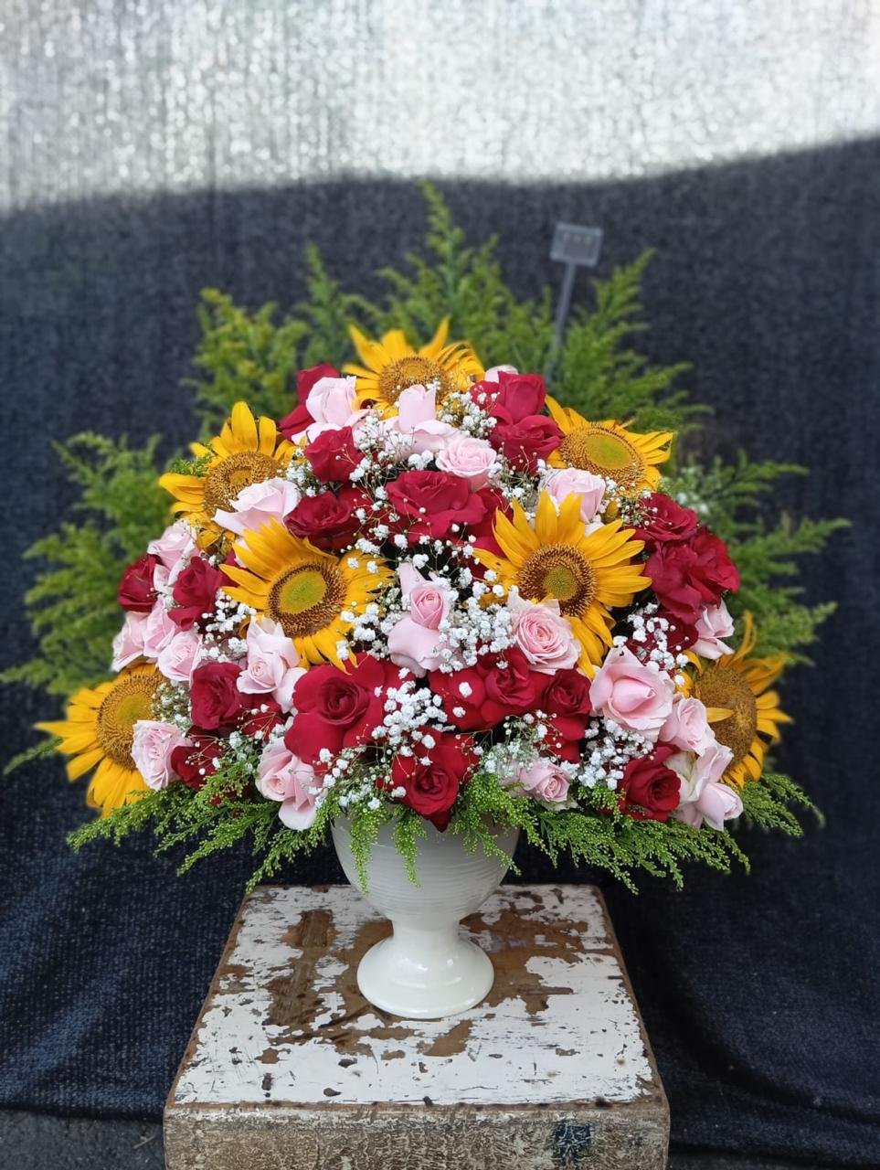 Rangkaian bunga vas sunflower bunga matahari mawar merah dan pink dengan baby breath untuk ucapan selamat
