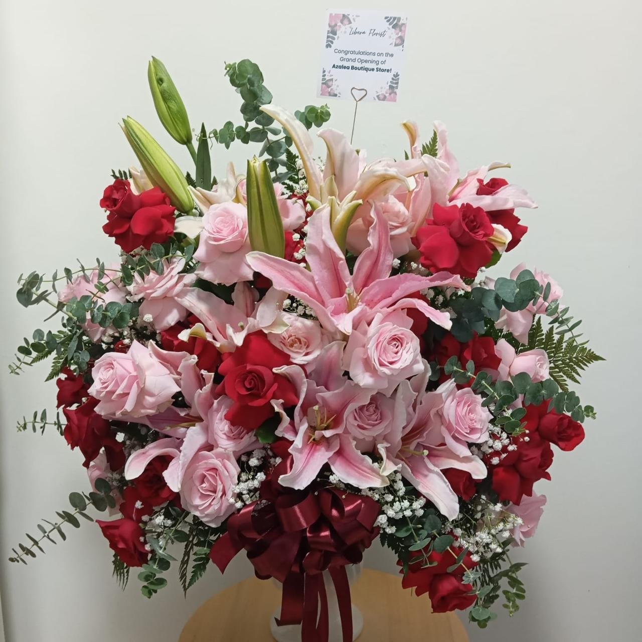 Rangkaian bunga vas mawar pink merah dan lily ucapan congratulations grand opening Azalea Boutique Store dari Libera Florist