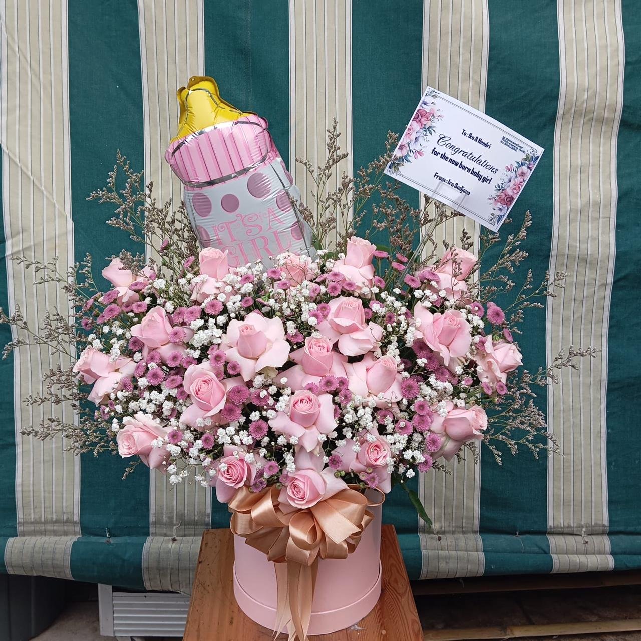 Rangkaian bunga vas mawar pink dengan balon Its A Girl ucapan congratulations new born baby girl untuk Ika dan Hendri dari Ira Sudjono