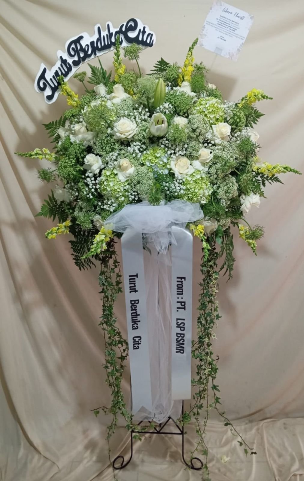 Rangkaian bunga box mawar peach hydrangea ungu lily pink dan anggrek bulan putih happy birthday lovely wife Iqya dari Erwin