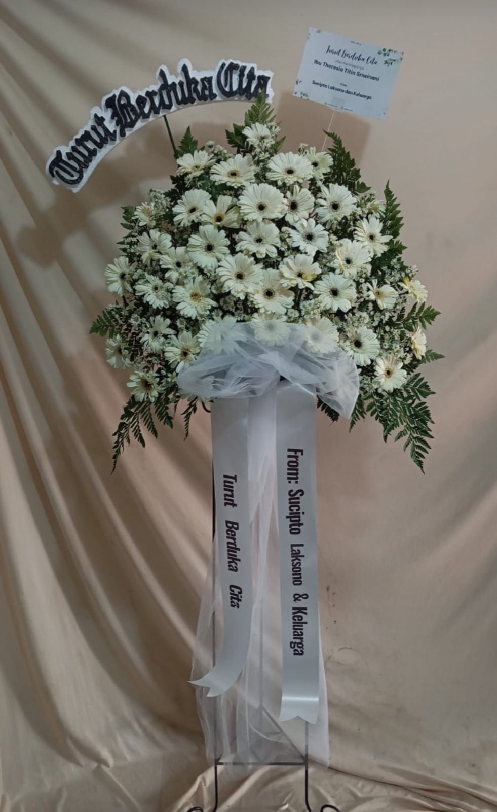 Rangkaian bunga box anggrek bulan putih mawar pink hijau hydrangea dan lily putih premium untuk ucapan selamat